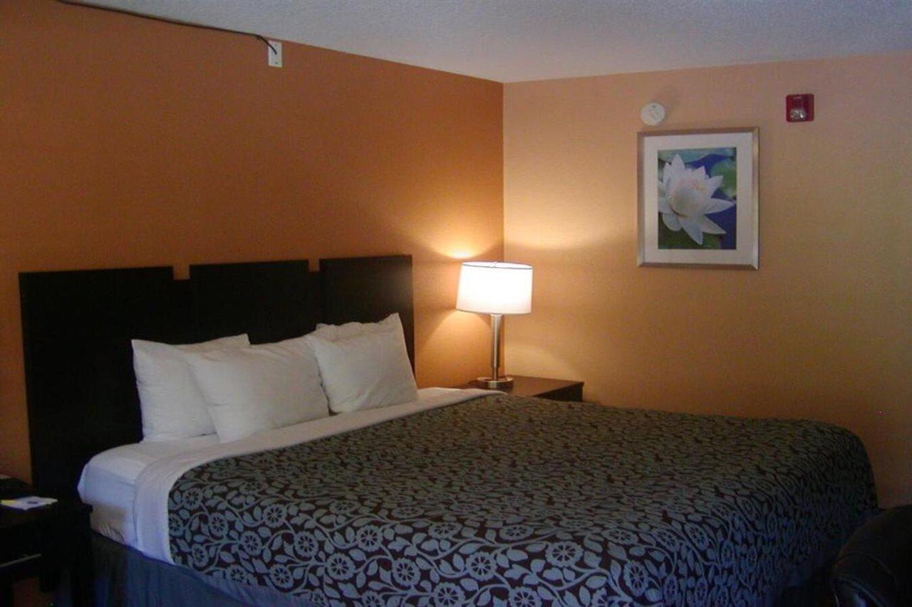 Days Inn By Wyndham Marietta White Water Exteriér fotografie