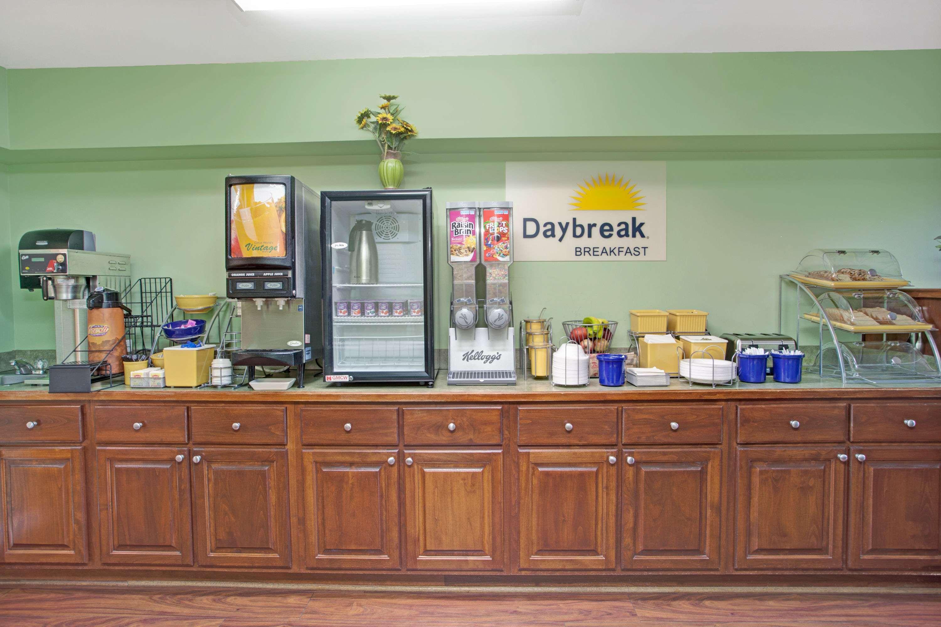 Days Inn By Wyndham Marietta White Water Exteriér fotografie